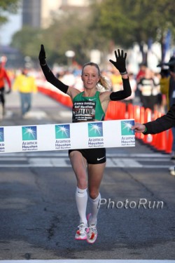 Shalane Flanagan wins the half marathon in an impressive debut. © www.photorun.net