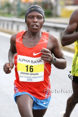 Josephat Ngetich braved the rain and triumphed in Athens. © www.photorun.net