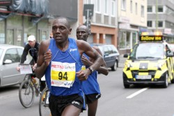 Originally a pacemaker, David Langat surprises the field to win the Dusseldorf Marathon. © www.photorun.net