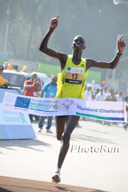 Denis Ndiso wins in Mumbai last weekend. © www.photorun.net