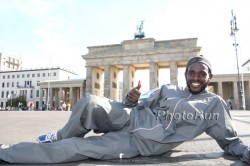 Duncan Kibet in Berlin before the Brandenburg Gate. © www.photorun.net 