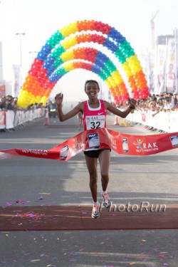 Elvan Abeylegesse runs a perfect half-marathon debut in the United Arab Emirates. © www.photorun.net