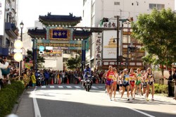 The lead pack making their way through the streets of Yokohama. © www.photorun.net