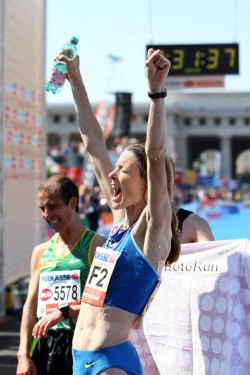 Andrea Mayr celebrates a fantastic marathon debut in Vienna. © www.photorun.net
