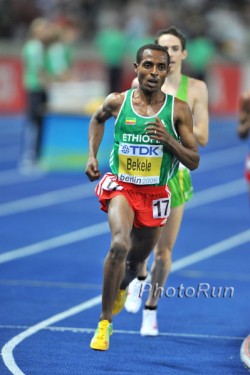 Kenenisa Bekele on the way to his first gold medal in the 10,000m. © www.photorun.net