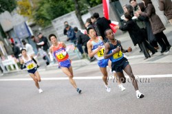 Tsegay Kebede breaks away from his competitors. © www.photorun.net