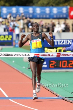 Paul Tergat is back with his first marathon victory since 2005. © www.photorun.net