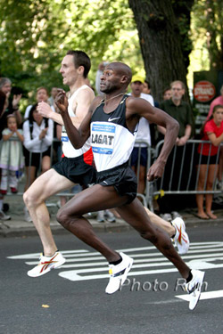 A tight finish on Fifth Avenue. © www.photorun.net