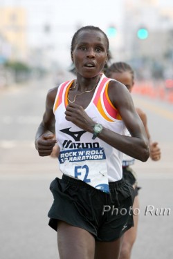 Edith Masai on her way to victory in Virginia Beach. © www.photorun.net 