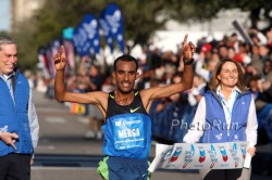 Deriba Merga breaks the 20-year-old course record in Houston. © www.photorun.net