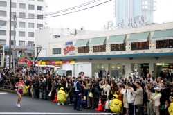Large crowds cheer on Japanese winner Yoko Shibui as she heads toward the finish. © www.photorun.net