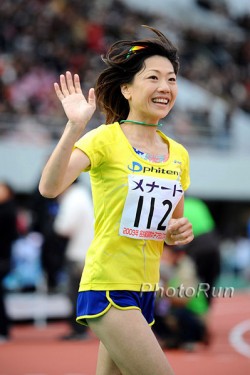 Naoko Takahashi waves to the crowd in her farewell marathon. © www.photorun.net
