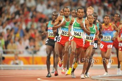 Kenenisa Bekele (Nr. 1662) seen here on his way to an Olympic three-peat, is poised to win big in Berlin. © www.photorun.net