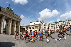 Marathoners headed for the Brandenburg Gate. © www.photorun.net