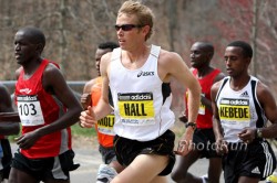 Ryan Hall with his fellow competitors on the course in 2009. © www.photorun.net