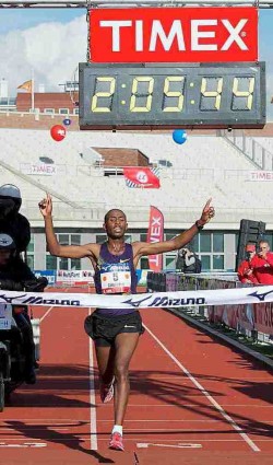 Getu Feleke sets new course record in Amsterdam’s Olympic stadium. © Amsterdam-Marathon/Oranges Pictures