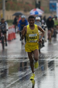 Despite the torrential downpours, Haile Gebrselassie triumphed last year in Dubai. © Standard Chartered Dubai Marathon
