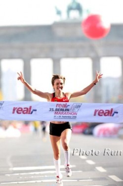 Irina Mikitenko—Crossing the finish line: the fourth-fastest of all times. © www.photorun.net