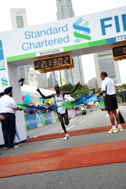 Luke Kibet prevails in difficult conditions at the Singapore Marathon. © Standard Chartered Singapore Marathon