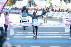 Duncan Kibet runs the third-fastest marathon ever in Rotterdam. © www.photorun.net