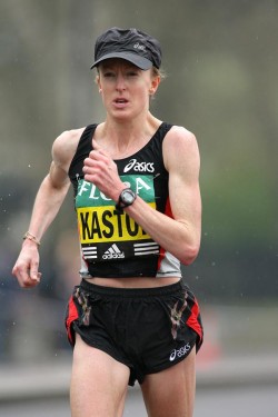 Deena Kastor, seen here winning the London Marathon in 2006, makes a triumphant comeback in Edinburgh on Sunday. © www.photorun.net