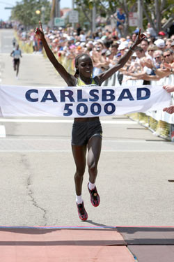 Vivian Cheruiyot conquered Carlsbad. © www.photorun.net