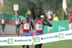 Duncan Kibet wins a sprint finish at Beach to Beacon. © www.photorun.net