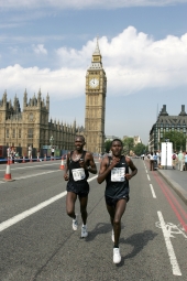 Patrick Makau (right) on his way to victory against John Nyasyina in London. © Victor Sailer