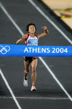 Mizuki Noguchi, seen here winning the 2004 Olympic Marathon, returned to competition with a win. © www.photorun.net 