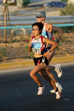 On her way to the Olympic gold medal, Mizuki Noguchi overtakes Paula Radcliffe. © www.photorun.net