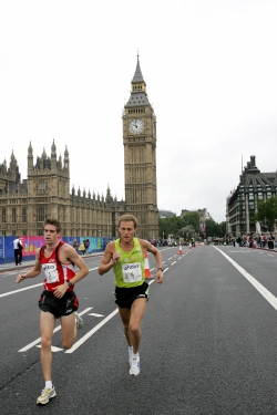 Phil Wicks (red top) and Stefano Baldini run past Big Ben. © www.photorun.net