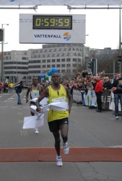 Patrick Makau Musyoki put in a good hours work in Berlin. © Matthew Thiel - courtesy Berlin Half Marathon