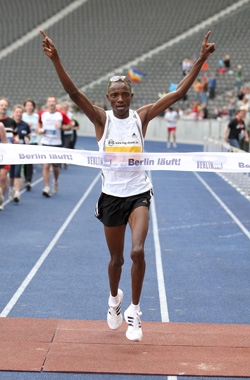 newspicn951 Samuel Karuku made it a Kenyan double. © www.photorun.net