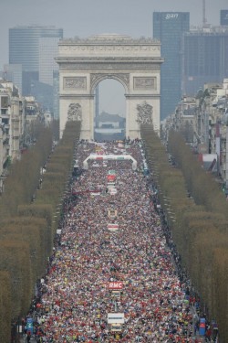 30,000 runners cross the start line at the Paris Marathon. © Paris Marathon