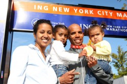 Meb with his wife and two daughters after last year’s victorious marathon in New York City. © www.photorun.net