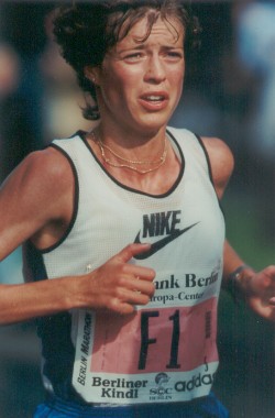 What not to do: I raise my shoulders and tense up late in the 1995 Berlin Marathon. © private