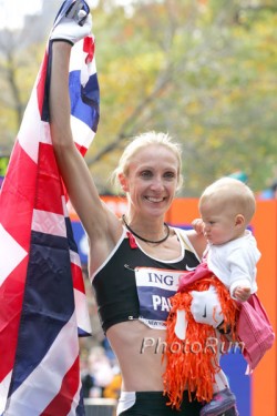 A three-time New York Champion, Paula Radcliffe of Britain celebrates in 2007 with her daughter, Isla. © www.photorun.net