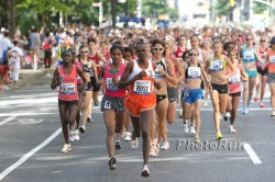 Rose Kosgei takes the lead right from the start at the New York Mini 10K on Sunday. © www.photorun.net