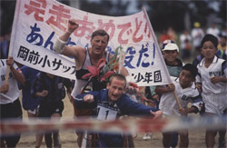 Team Hoyt crosses the finish line at the Triathlon Tokunoshima in 1994. © Courtesy of Team Hoyt