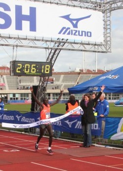 Gilbert Yegon won the Amsterdam Marathon in a world-class time. © Tom Metiary / Amsterdam Marathon