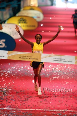 Agnes Kiprop crosses the finish line in the Frankfurt Festhalle. © www.photorun.net / Sailer