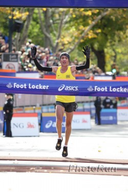 Dos Santos celebrates his second NYC win. © www.photorun.net 