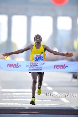 Haile Gebrselassie running a world record in Berlin. © www.PhotoRun.net