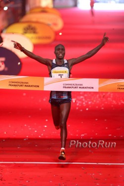 Gilbert Kirwa wins with a course record in Frankfurt. © www.photorun.net / Sailer