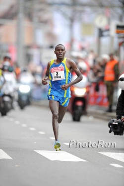 Patrick Makau on his way to victory in Rotterdam. © www.photorun.net