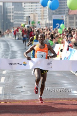 Eshetu Wondimu wins the Berlin Half Marathon. © www.photorun.net