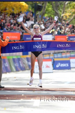 World record-holder Radcliffe crosses the line as a three-time champion. © www.photorun.net 