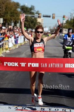 San Antonio’s first marathon champion, Nuta Olaru, breaks the tape. © www.photorun.net 