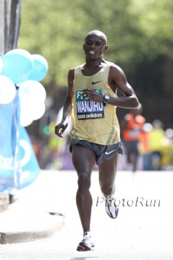 Sammy Wanjiru on the way to a course record in London. © www.photorun.net