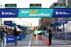 Mara Yamauchi wins the New York Half Marathon. © www.photorun.net